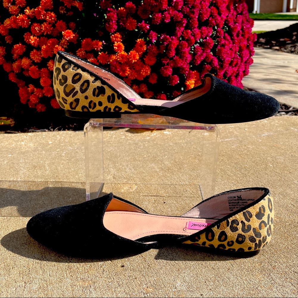 Betsey Johnson Black Suede Leopard Pointy Toe Flats Size 7.5 animal print GUC